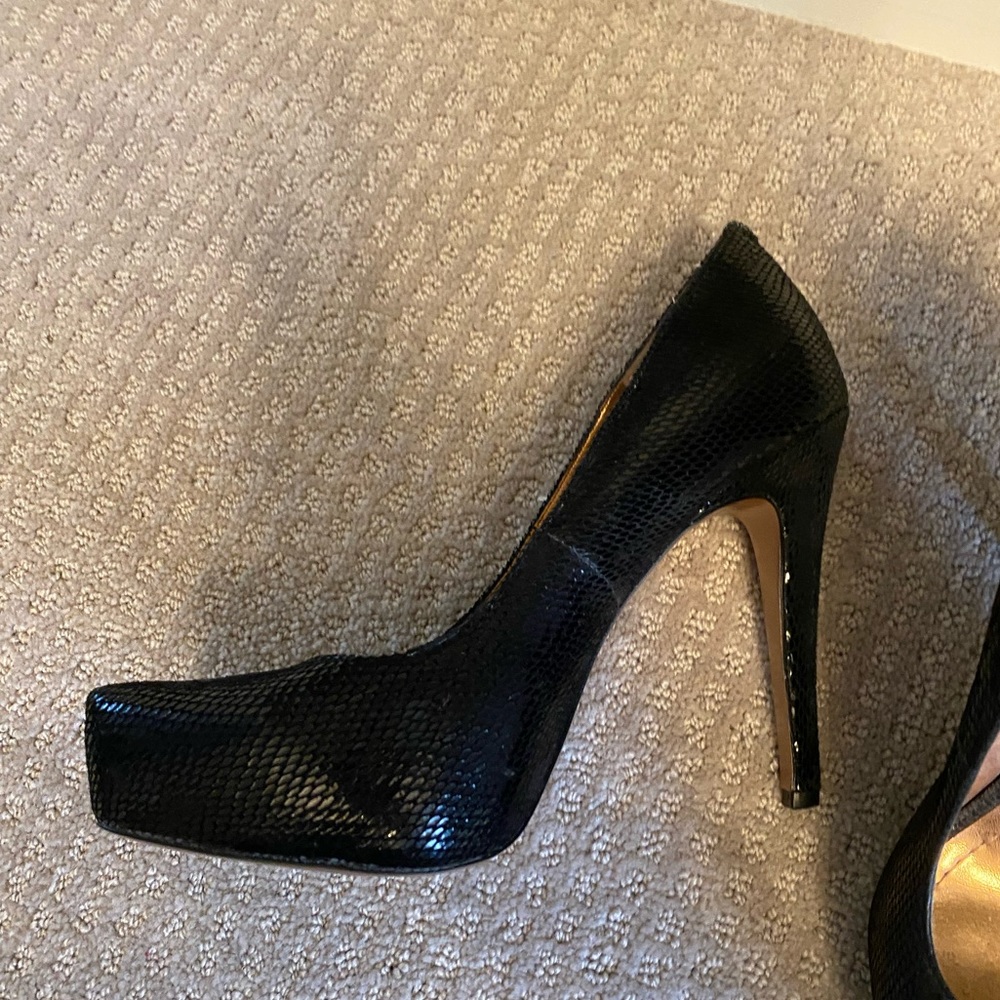 Like new! BCBGeneration black snack skin pumps